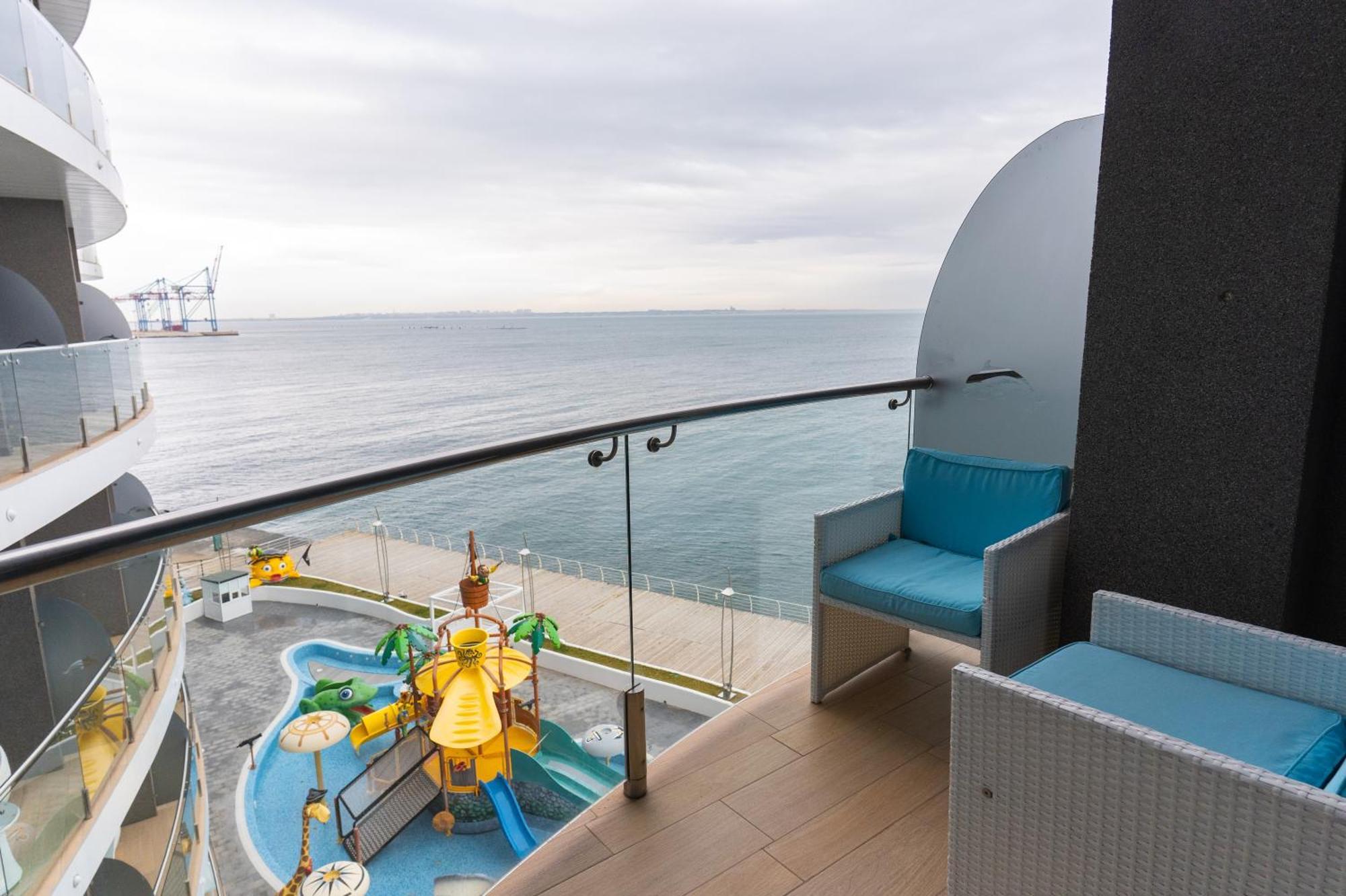Nemo Hotel Resort & Spa Odessa Quarto foto Balcony of a Family Villa